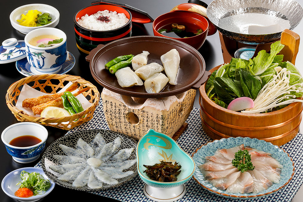 丹後味覚紀行！伊根ブリ＆ふぐ御膳の昼食と人気の伊根湾めぐり遊覧船 サムネイル画像